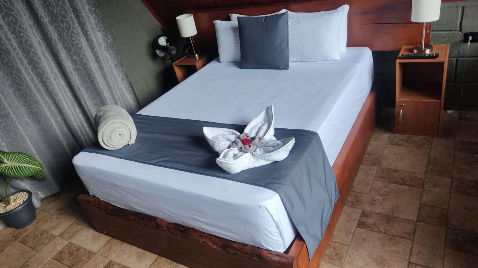 Yarumo Lodge, Rio Celeste Black Chalets Бихагуа Экстерьер фото
