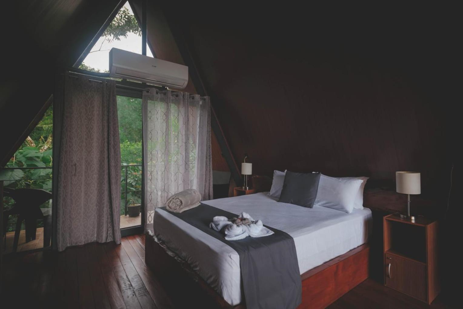 Yarumo Lodge, Rio Celeste Black Chalets Бихагуа Экстерьер фото